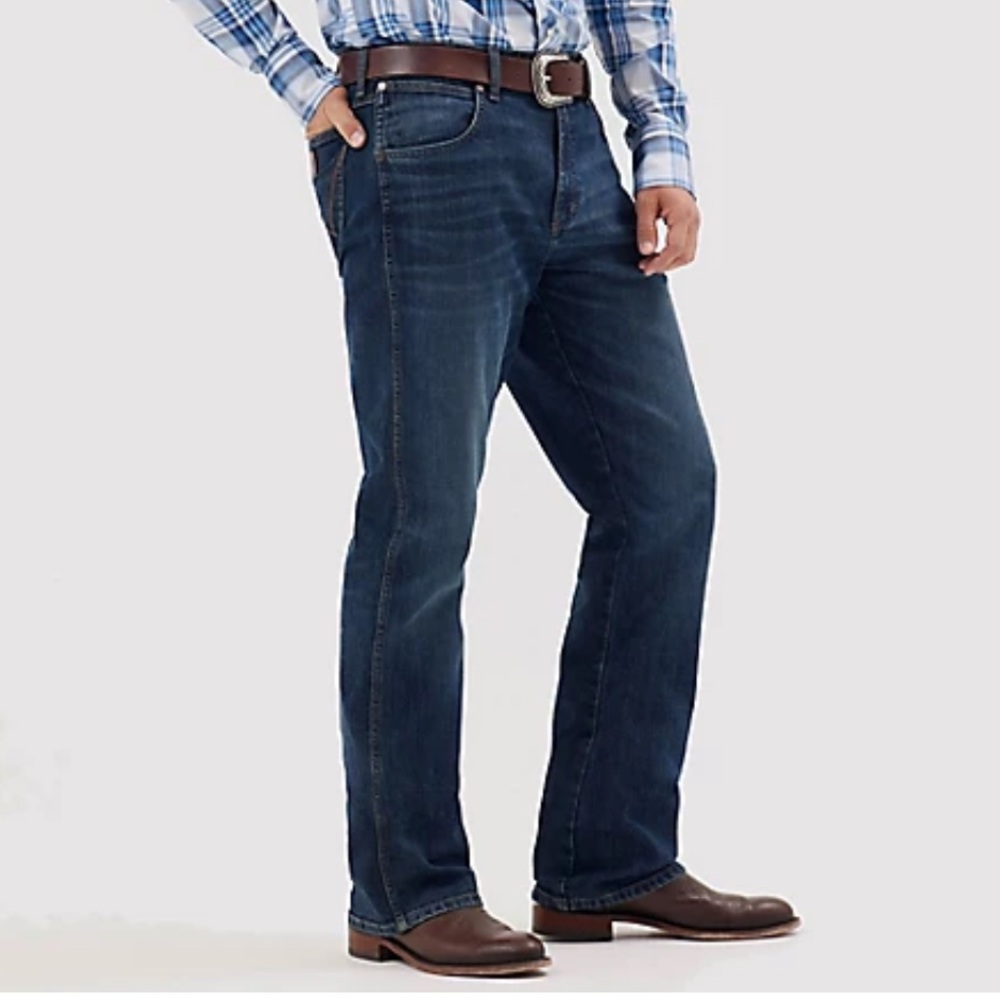 MEN'S WRANGLER RETRO® RELAXED FIT BOOTCUT JEAN.